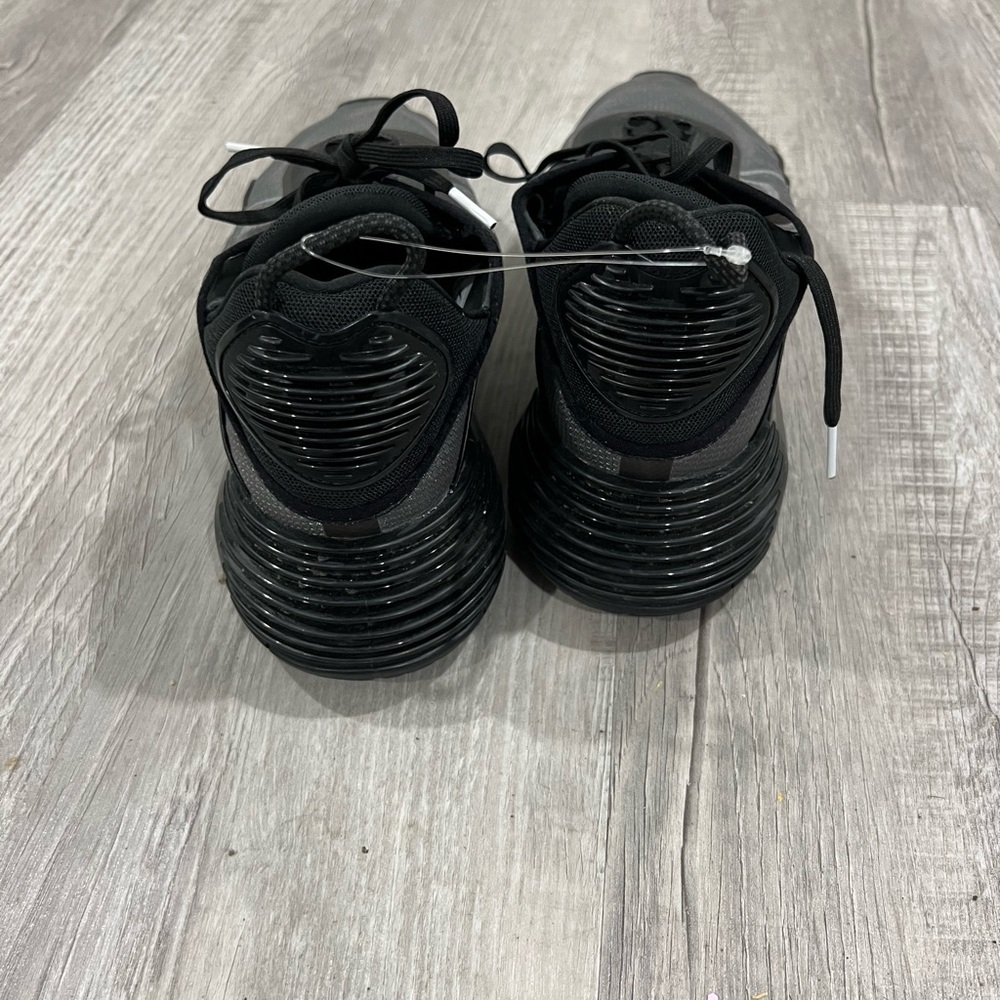 Nike Black and Gray Sneakers with Air Max Cushioning - Picture 6 of 7